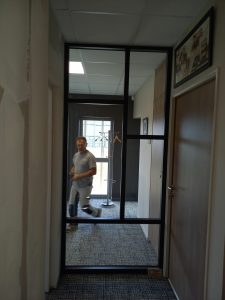 verriere-dans-un-bureau-saint-jean-du-cardonnay